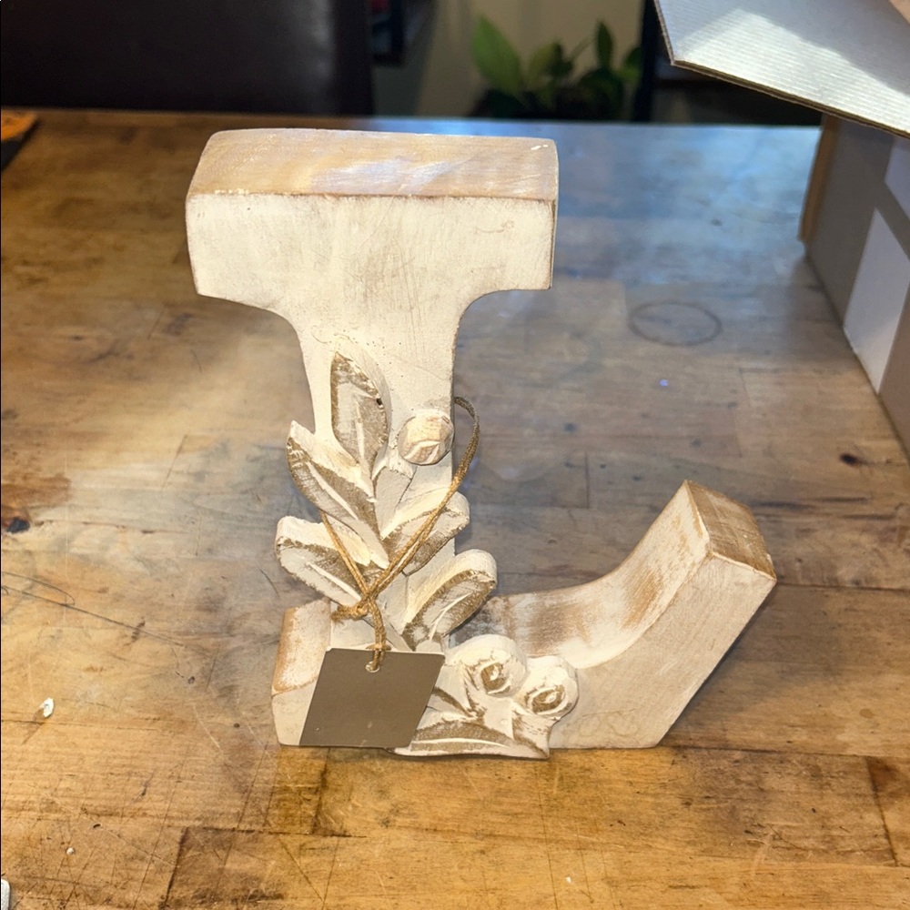 💜Wooden Decorative Letter 'L' with Floral Design